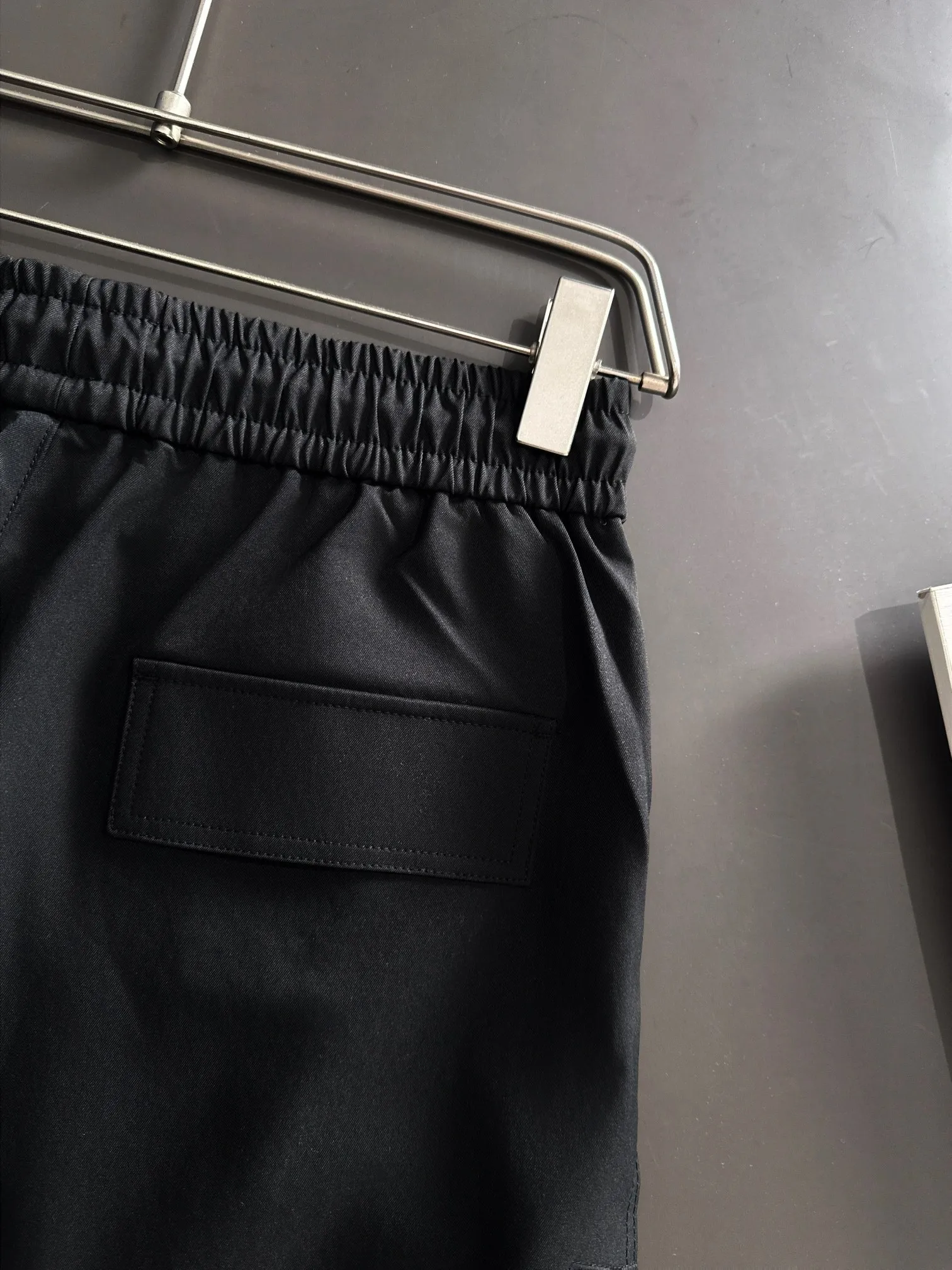 Next day shipping P360 Stone Island 2025 new fall elastic band casual pants and straight pants, medium-thick and thin counter-customized fabrics, breathable, comfortable, high wrinkle resistance, impeccable details, brand element design concept, reflecting high quality. It feels delicate and soft! It presents a casual cut and the upper body shape is great! Size: M-3XL